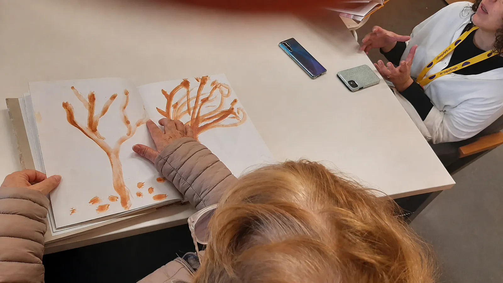 Atividade de expressão plástica em grupo com pintura