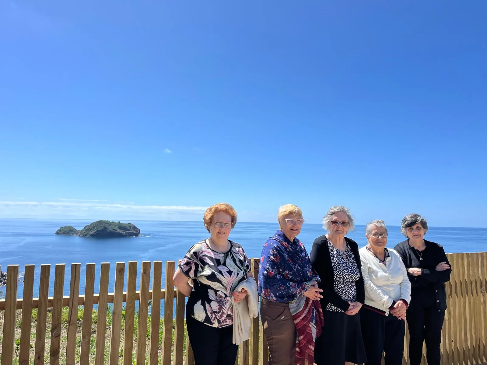 Passeio com vista para o mar e para o ilhéu