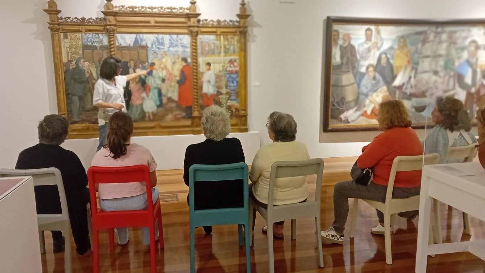 Visita a um museu em grupo