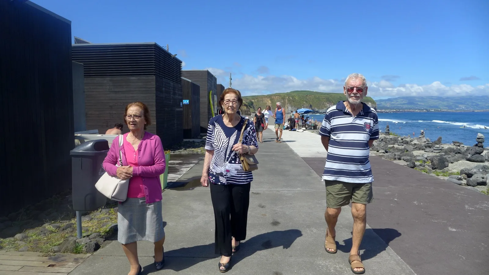 Caminhada em grupo junto ao mar